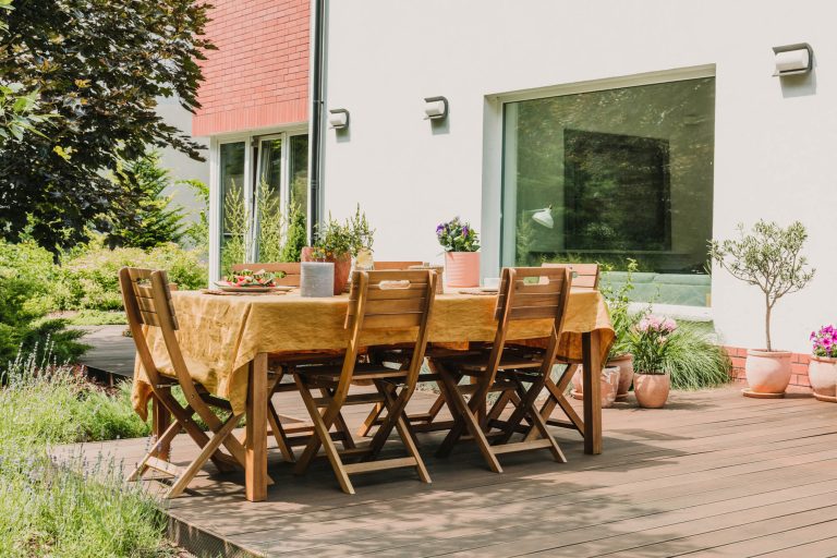 Zit- en eetplek op een houten terras