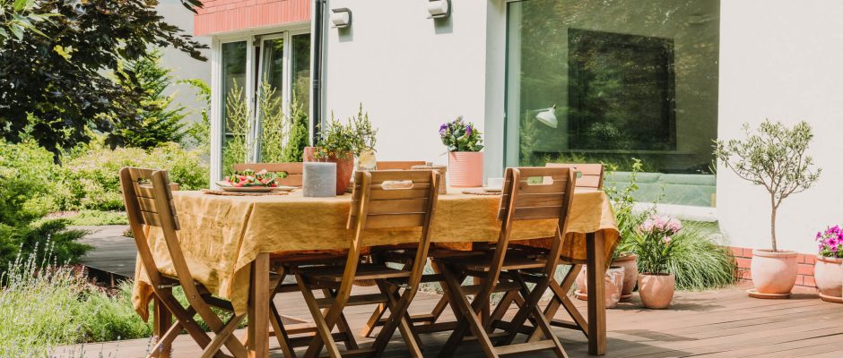 Zit- en eetplek op een houten terras
