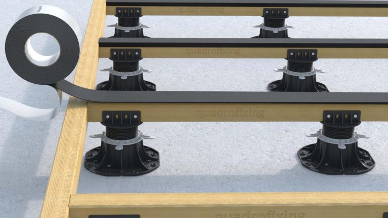 Houten balken op steunen vastgezet met QUADRO TAPE