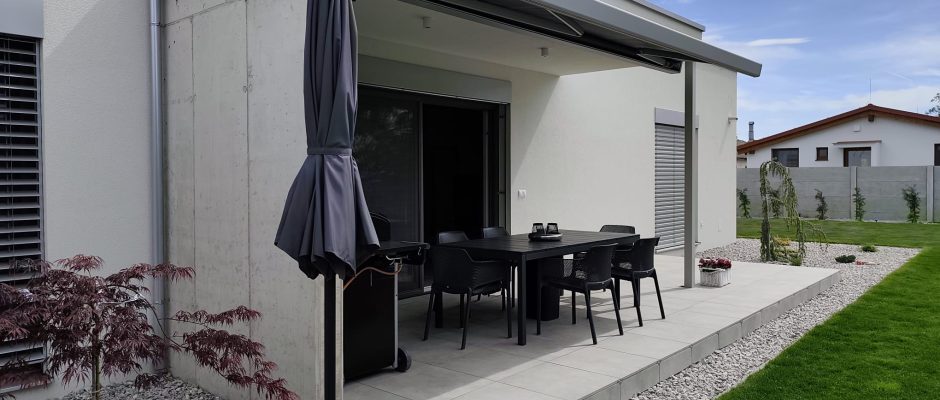 Verhoogd terras met bijpassende verticale randtegels